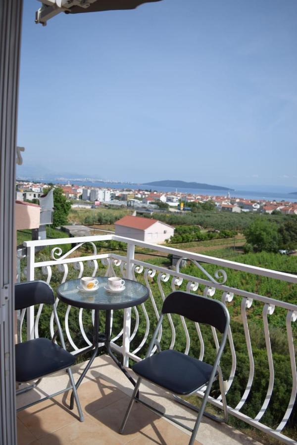 Apartments Marta Kaštel Novi Esterno foto