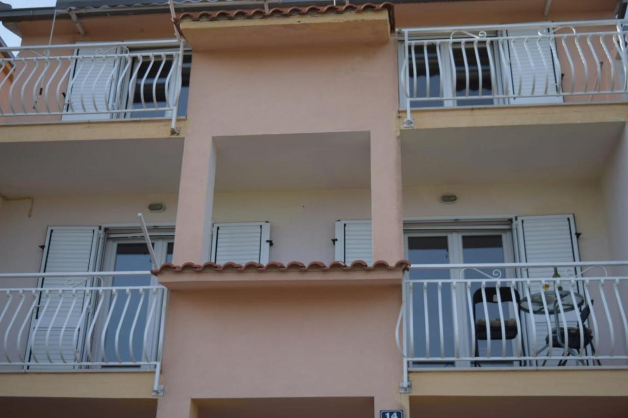 Apartments Marta Kaštel Novi Esterno foto
