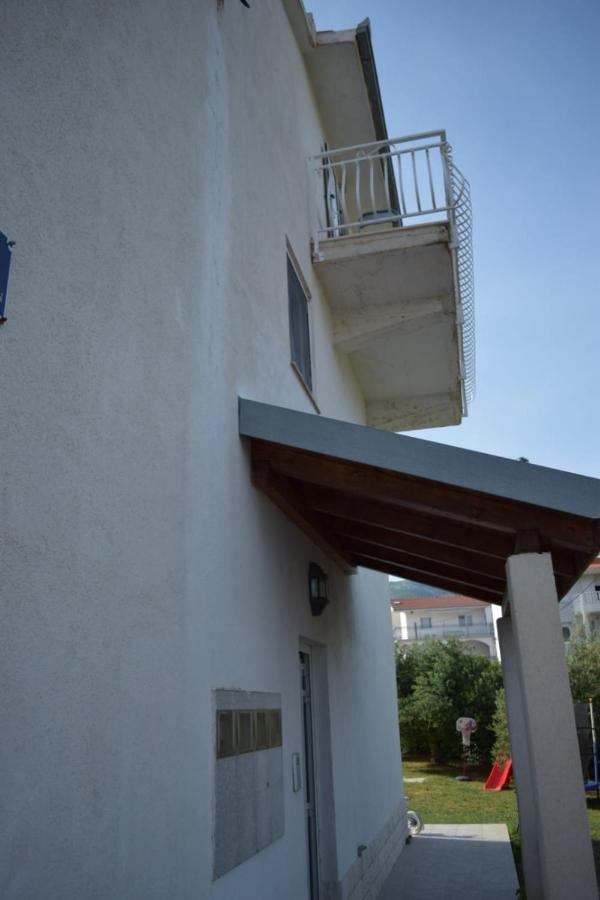 Apartments Marta Kaštel Novi Esterno foto