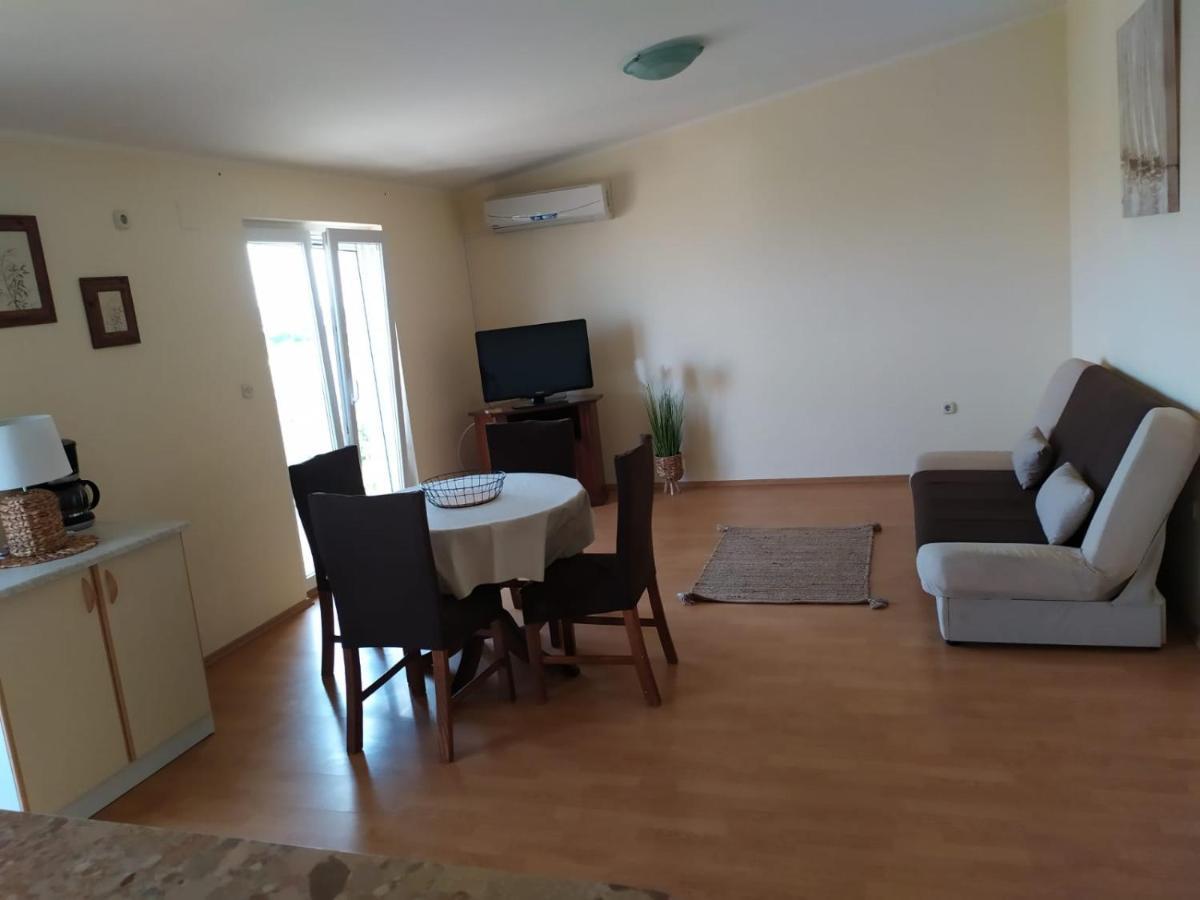 Apartments Marta Kaštel Novi Esterno foto