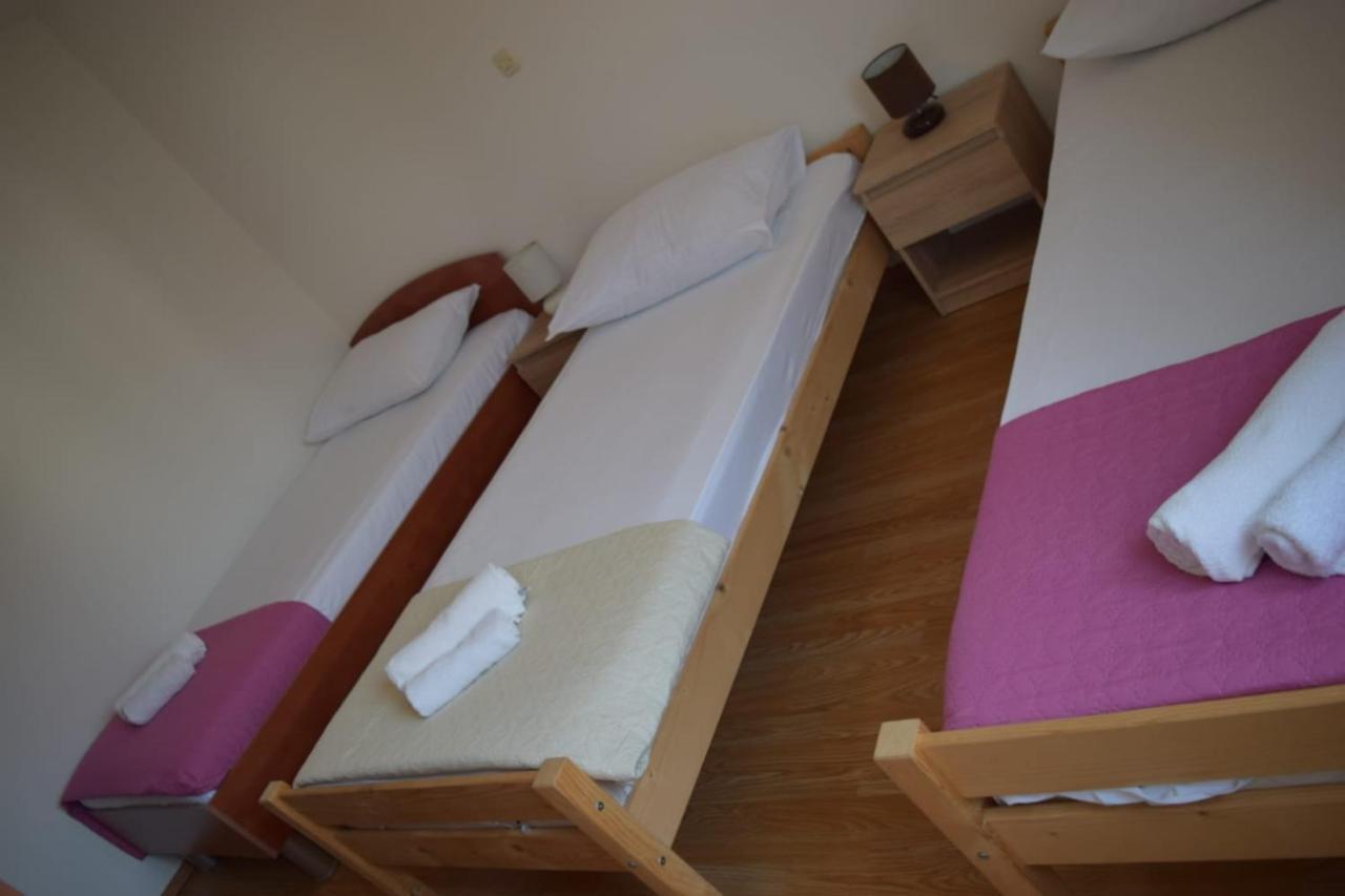 Apartments Marta Kaštel Novi Esterno foto