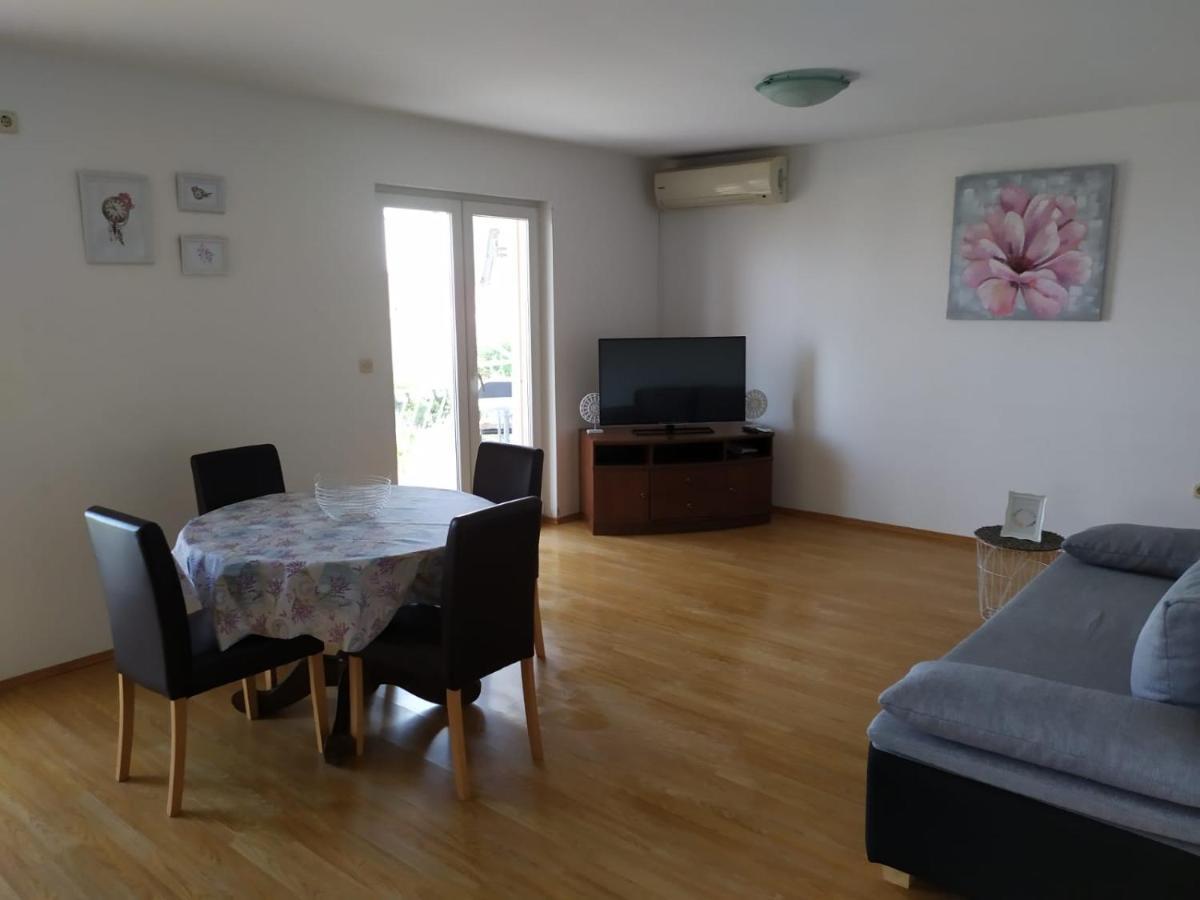 Apartments Marta Kaštel Novi Esterno foto