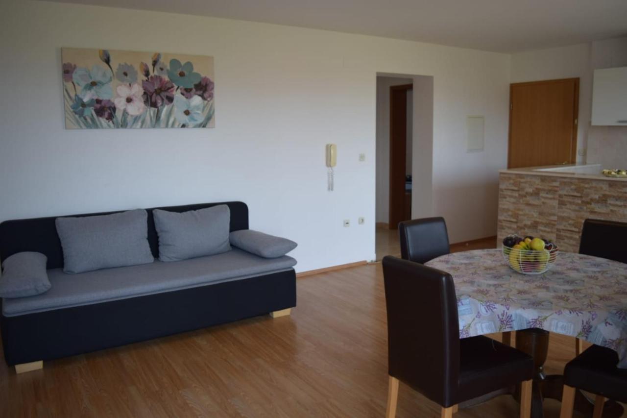 Apartments Marta Kaštel Novi Esterno foto