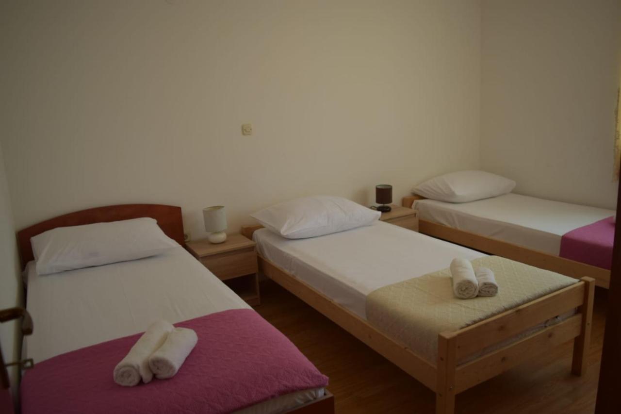 Apartments Marta Kaštel Novi Esterno foto