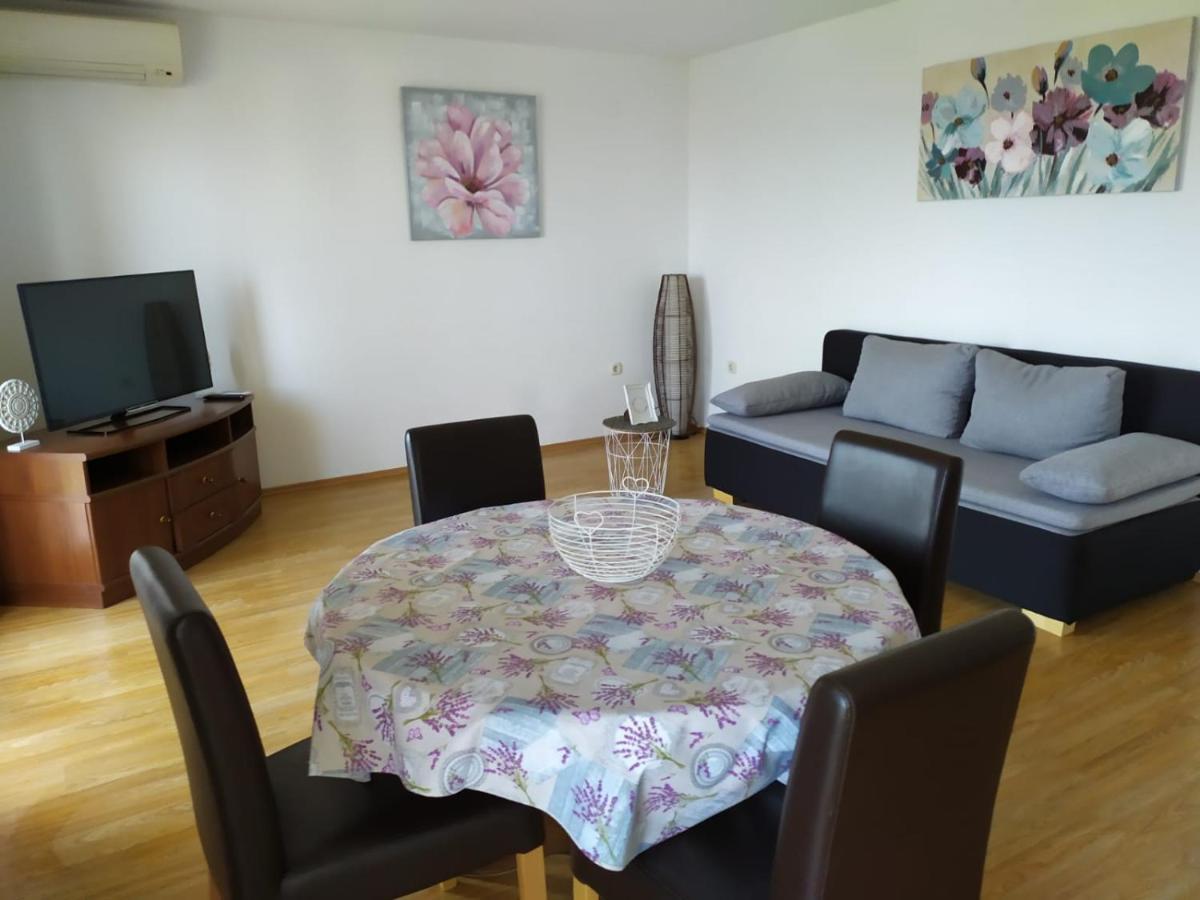 Apartments Marta Kaštel Novi Esterno foto