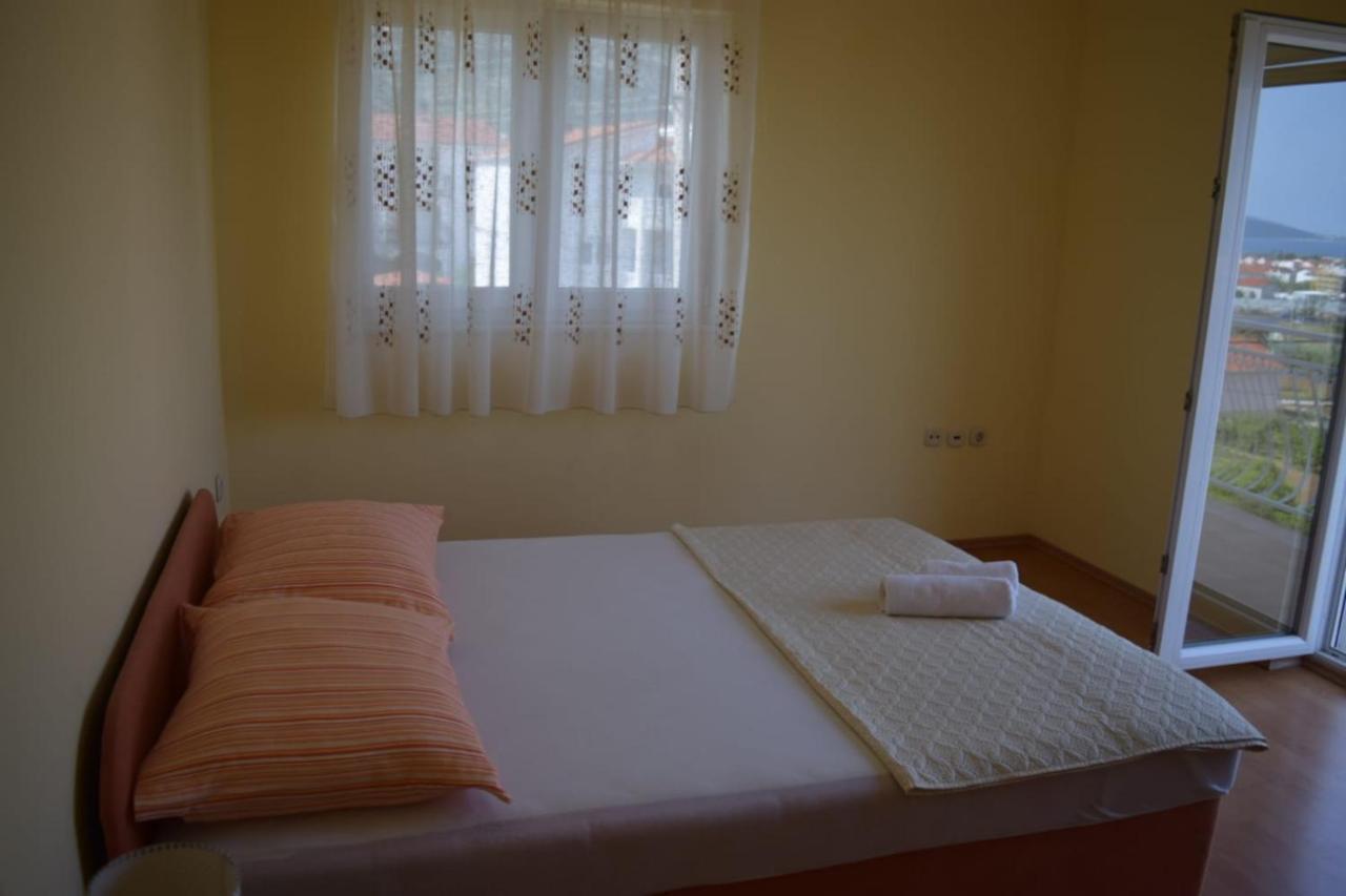 Apartments Marta Kaštel Novi Esterno foto