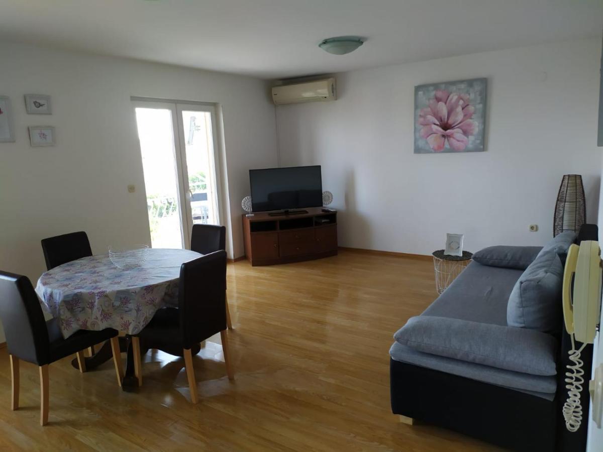 Apartments Marta Kaštel Novi Esterno foto