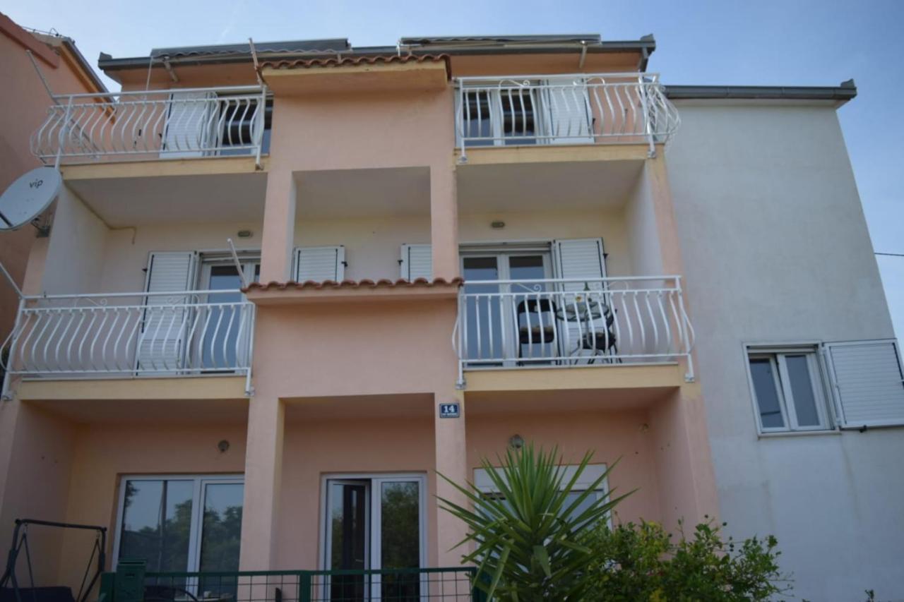 Apartments Marta Kaštel Novi Esterno foto